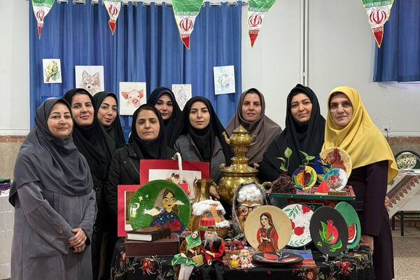 آیین افتتاحیه نمایشگاه هنری «ماها» در هنرستان شهید تاجیک بهارستان‌دو