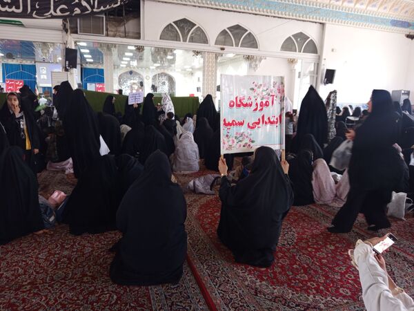حضور دانش آموزان در نماز جمعه کاشمر