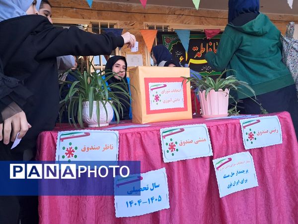 شور و نشاط دانش‌آموزان مدرسه حضرت معصومه (س) ناحیه 4 کرج در انتخابات شورای دانش‌آموزی