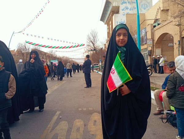 جلوه‌هایی از حضور پرشور دهه نودی‌ها در راهپیمایی ۲۲ بهمن در یزد