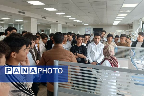بازدید دانش‌آموزان دبیرستان شهدای علم‌ و فناوری بهارستان دو از دانشکده دندانپزشکی تهران 