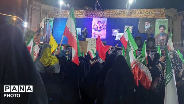 حضور گسترده مردم در تجمعات شبانه عید قربان در میدان جمهوری اسلامی 