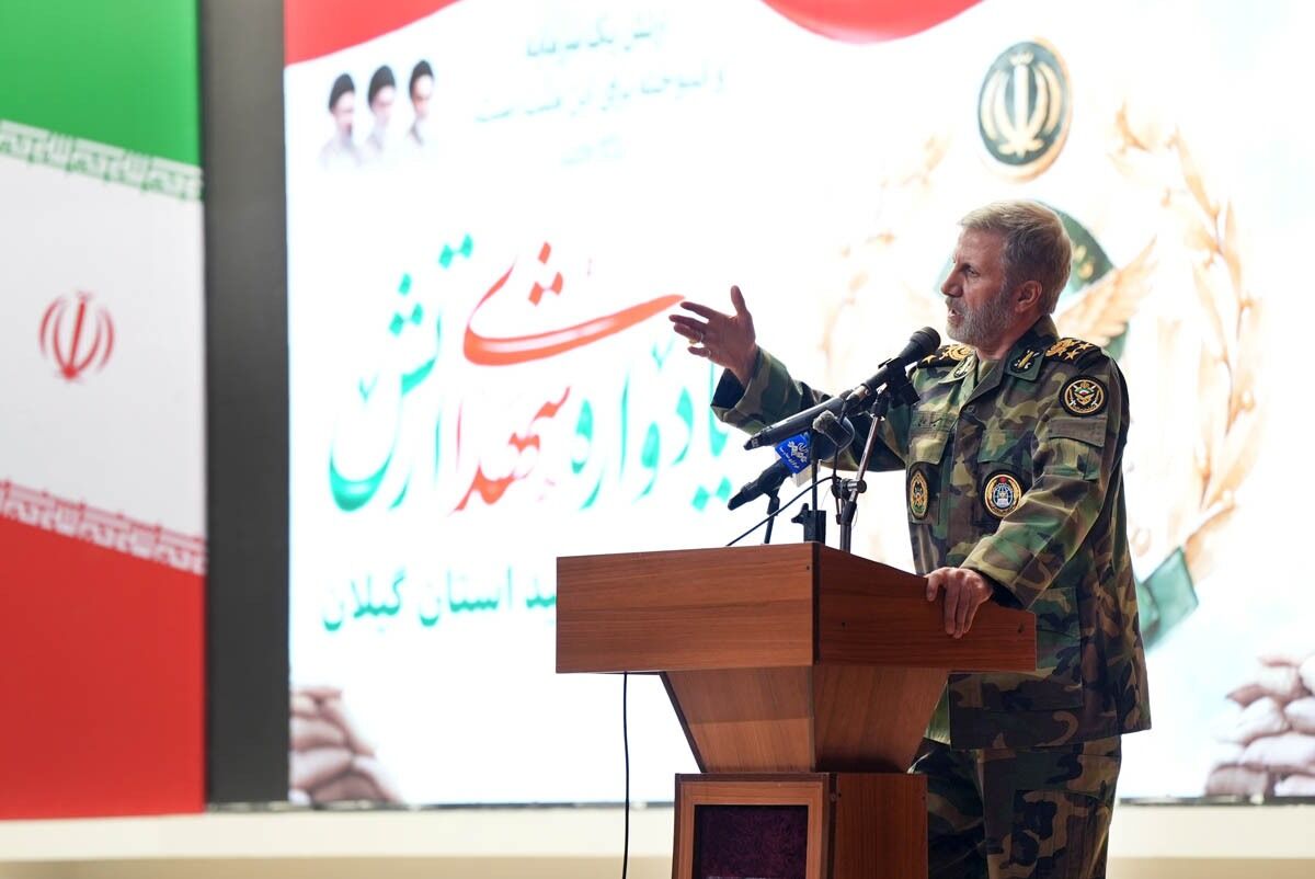 فرمانده کل ارتش: مقتدرانه در برابر دشمنان ایستاده‌ایم