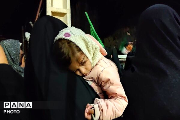 در کنار هم ایستاده ایم-۱
