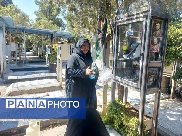 غبارروبی مزارشهدا توسط دانش‌آموزان منطقه ۱۳