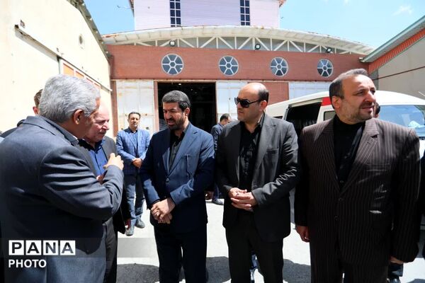 بازدید استاندار همدان از کارخانه خوراک دام و طیور نهاوند