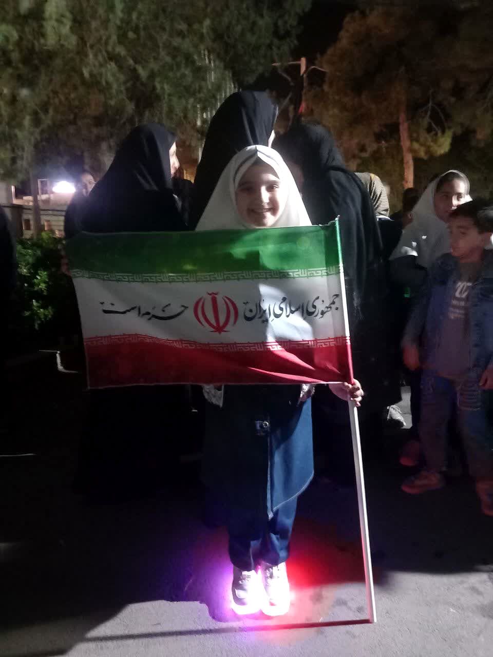 حضور دانش آموزان و فرهنگیان تفتی در چهلم شهدای میناب