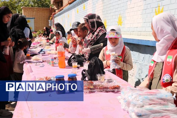 برپایی بازارچه تمام تشکلاتی در دبستان شهید ناصری