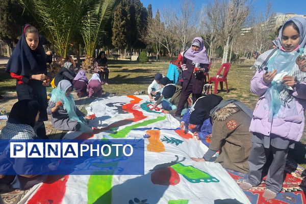 لذت نقاشی همگانی کنار دوستان در بوستان جنت شیراز 