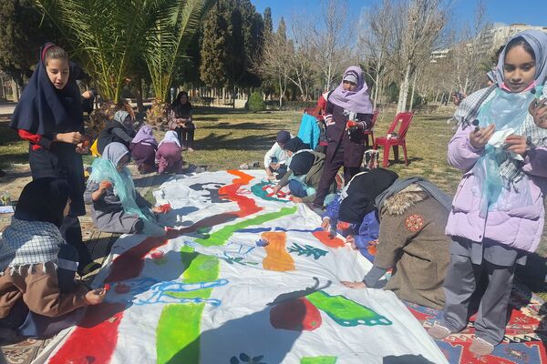 لذت نقاشی همگانی کنار دوستان در بوستان جنت شیراز 
