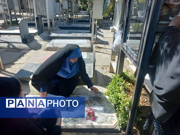 غبارروبی مزارشهدا توسط دانش‌آموزان منطقه ۱۳