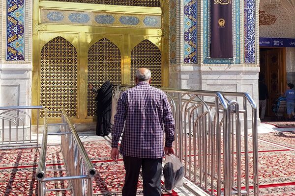 زائران حرم مطهر امام‌ رضا(ع)