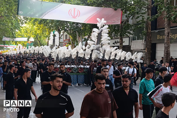 آیین باشکوه علم‌گردانی در غروب عاشورا 