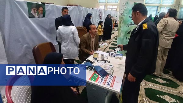 برپایی میز خدمت و نمایشگاه نقاشی در جشن 22 بهمن مارگون