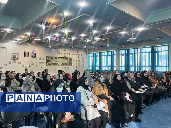 دومین جلسه آموزش خانواده دبیرستان شهید تیمسار فلاحی ناحیه یک کرج 