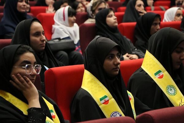 تقدیر از دانش‌آموزان برتر حوزه فرهنگی و هنری در آموزش و پرورش ناحیه یک شهرری
