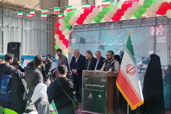 با حضور وزیر نیرو؛ زنگ مهر در دبستان دخترانه توحید تهران نواخته شد