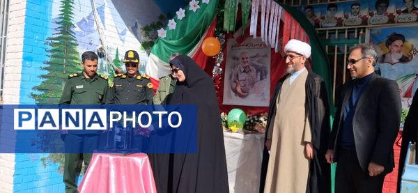 گرامیداشت سالگرد انقلاب با نواختن زنگ در دبیرستان دخترانه شاهد