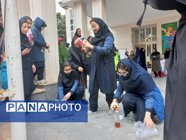 نمایشگاه دست‌سازه در دبیرستان مصلی نزاد حضرت زهرا(س) ناحیه سه