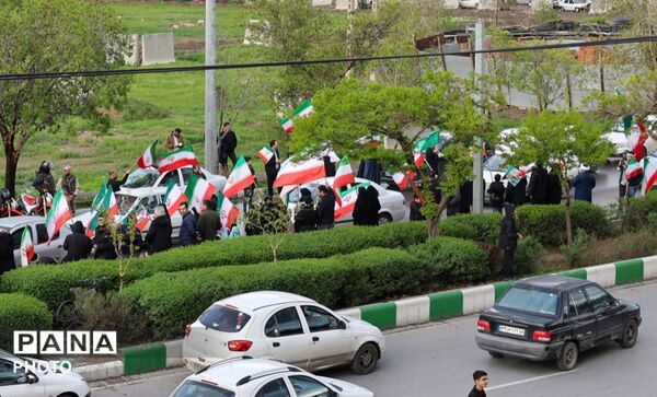 تشکیل زنجیره انسانی اطراف نیروگاه حرارتی برق مشهد