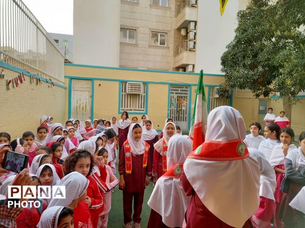 صبحی پرشور و نشاط در مدرسه غیردولتی مریم با اجرای گروه پیشتازان