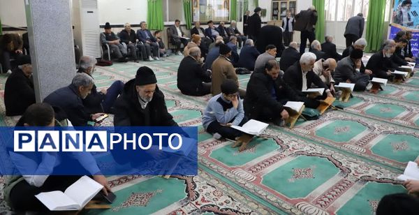 نهج‌البلاغه‌خوانی نماز‌گزاران کمالشهر پیش از خطبه‌های نماز 