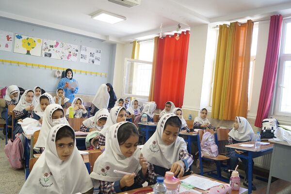 آموزش بهداشت دهان و دندان در مدرسه شهدای ۱۵ خرداد