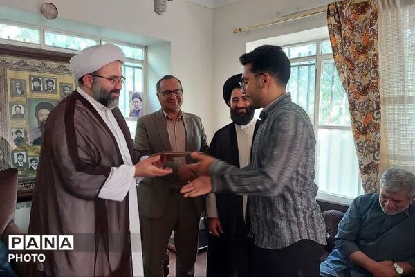 آیین تقدیر از اعضای ستاد نماز جمعه فیروزکوه با حضور مدیر دفتر نمایندگی شورای سیاست‌گذاری ائمه جمعه استان تهران