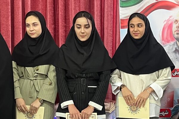 برپایی نماز جماعت همراه با بزرگداشت و تجلیل از مقام‌آوران دانش‌آموزی مدرسه نمونه دولتی ارشاد