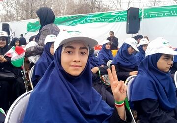 از کودک تا کهنسال؛ تصویر زنده‌ای از عشق به میهن در ۲۲ بهمن