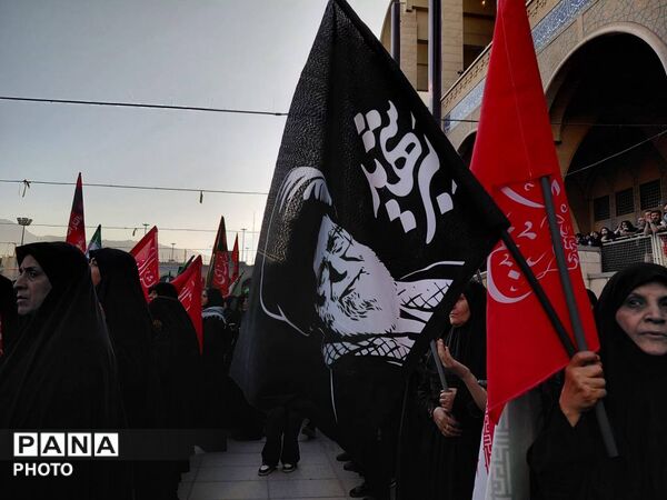 تهران در تب وداع با رهبر  مقتدر شهید