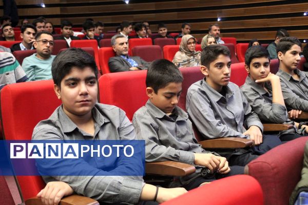 آیین تجلیل از برگزیدگان چهل و دومین دوره مسابقات فرهنگی و هنری دانش‌آموزان شهر تهران