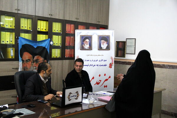 پاسخگویی رئیس اداره آموزش و پرورش شهرستان قدس پشت میز خدمت