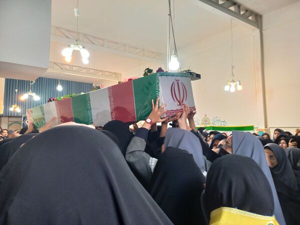 استقبال گرم دانش آموزان از پیکر شهید گمنام در دبیرستان امجدی یک ناحیه ۵ 