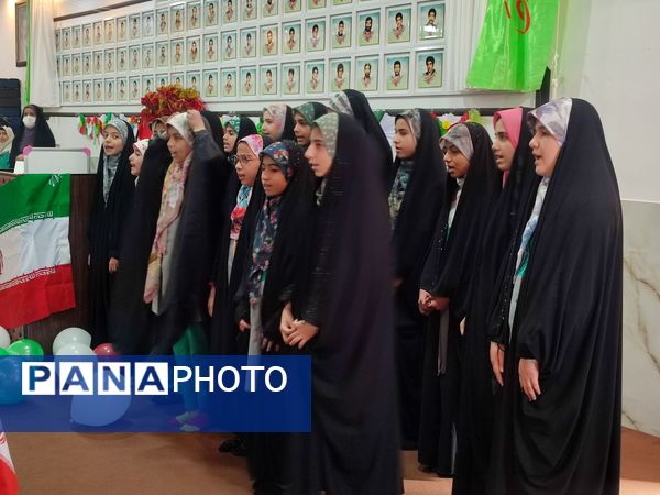 جشن انقلاب در دبستان شکوفه‌های انقلاب