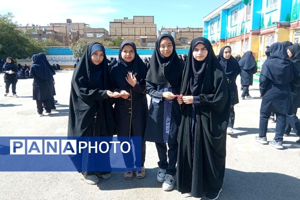 توزیع پاکت‌های امر به معروف و نهی از منکر در دبیرستان دخترانه دلیری