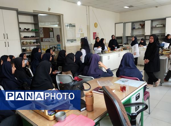 نمایشگاه هنرهای دستی هنرجویان هنرستان آفرینش منطقه رضویه 