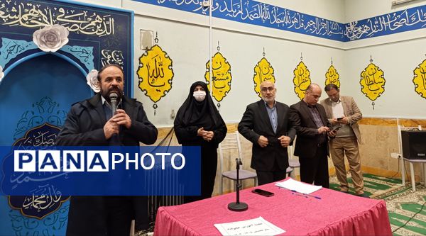 همخوانی سرود «ایرانمون» در دبیرستان حضرت معصومه (س) ناحیه 4 کرج 