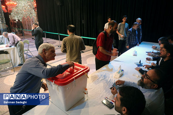 مرحله دوم انتخابات چهاردهمین دوره ریاست‌ جمهوری در آستان امامزاده صالح(ع)