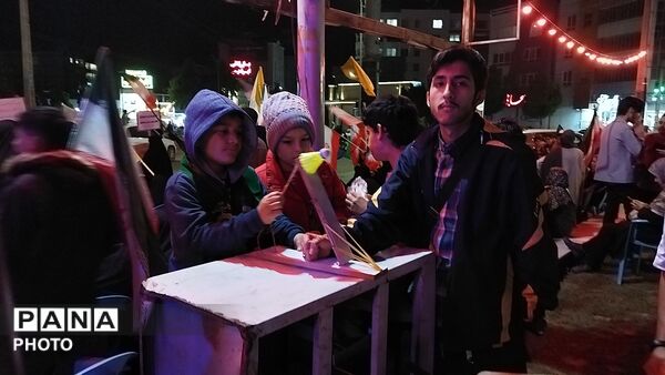 میدان ازادی هر شب میزبان وطن پرستان نیشابوری می شود 