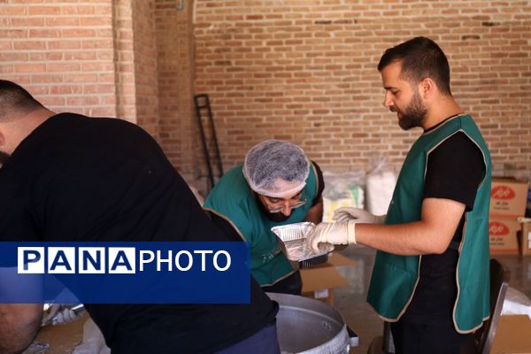  پخش 8600 غذای گرم با همت مرکز نیکوکاری شهید مهدی باکری و موسسه نذرواره در تبریز