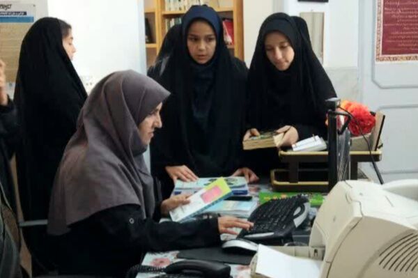 بازدید دانش‌آموزان مدرسه‌ حضرت زهرا (س) نیر از کتابخانه در هفته‌ کتاب 