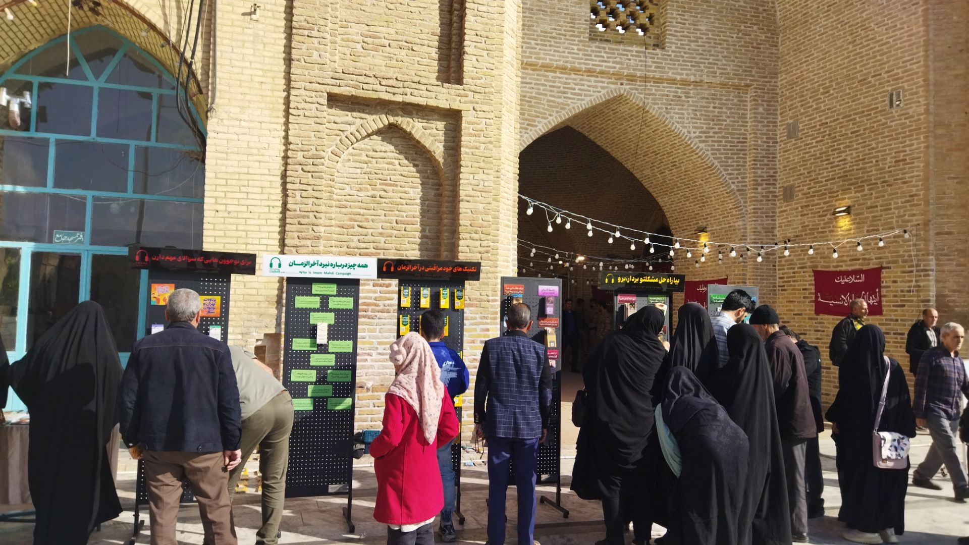 گذری بر غرفه موسسه منتظران ظهور  در نماز جمعه این هفته نیشابور 