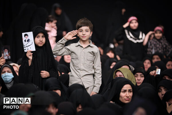 لحظه‌های ماندگار دیدار دانش‌آموزان با رهبر شهید انقلاب
