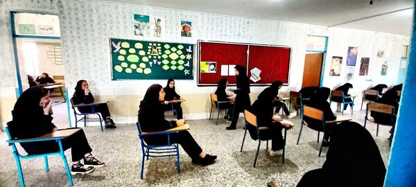 رقابت دانش‌آموزان خانمیرزا در امتحانات نهایی