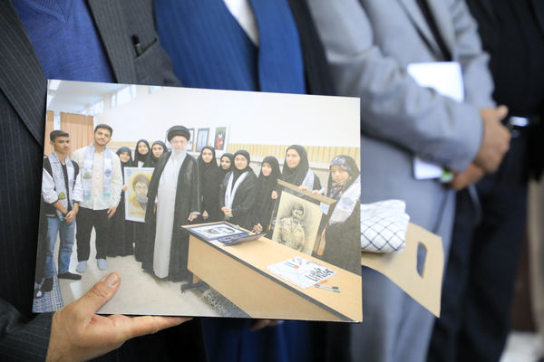 اهدای هدایای مقام معظم رهبری به دانش‌آموزان بیرجندی 