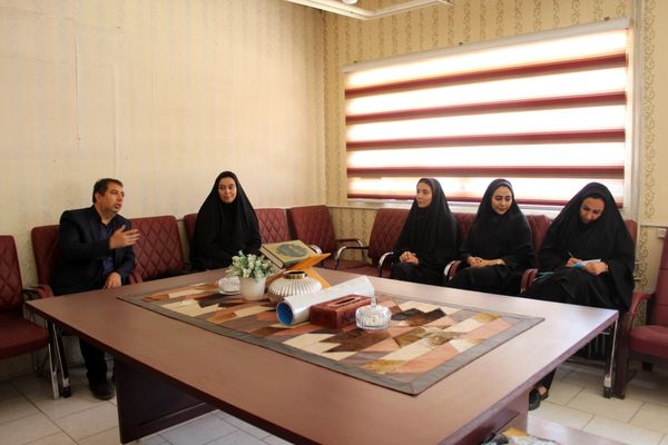 هنرستانی‌ها در نقش تولید کننده، دوخت لباس فرم دانش‌آموزان به دست هنرستانی‌های قدس