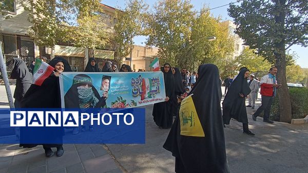 حضور پرشور دانش آموزان شهر محلات در راهپیمایی ۱۳ آبان در شهر محلات 
