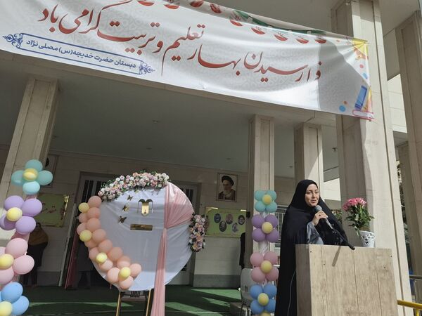 جشن شکوفه ها در دبستان مصلی نژاد