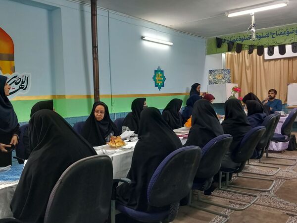 جلسه شورای دبیران در دبیرستان دخترانه فضه 